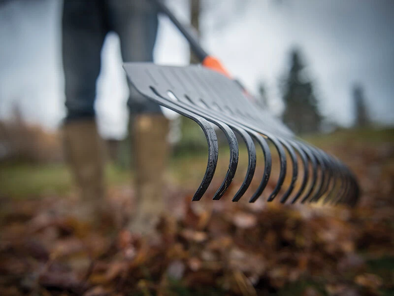 Fiskars Solidâ„¢ Leaf Rake - Large - Image 2